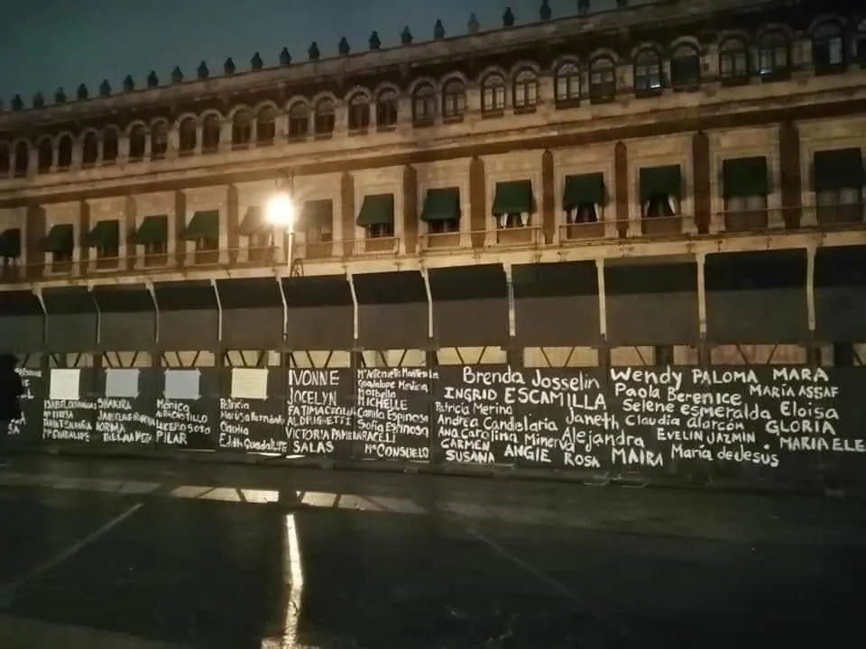 Muro antimarchas de AMLO es usado para visibilizar los feminicidios
