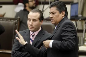 Manifestaciones no presionarán al Congreso en el tema de los límites: Riestra
