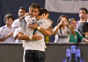 CR7 muestra un poco de humildad a Mou; se deja abrazar por espontáneo