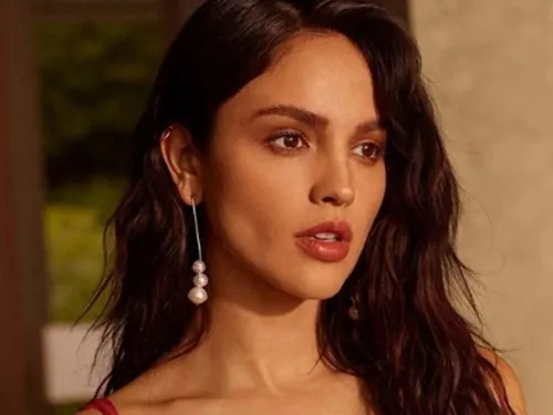 Captan a Eiza González en una fiesta besando a una mujer