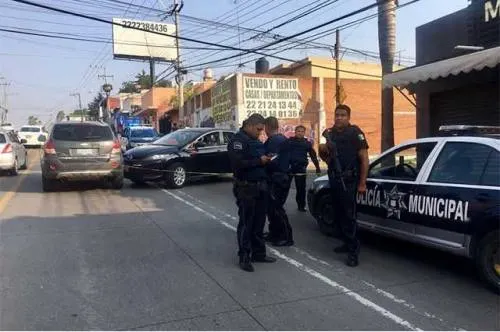 Tres hombres agreden con pistola a policías municipales en Puebla