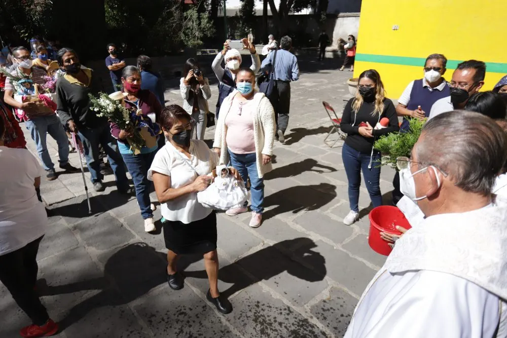 Fe por encima de la pandemia; hacen largas filas para bendecir a Niño Dios