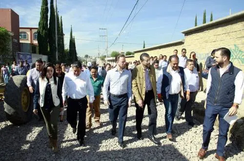Luis Banck y vecinos arrancan la pavimentación de tres vialidades más al sur de la ciudad