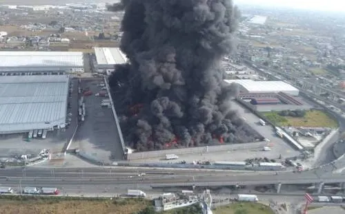 Fuerte incendio consume bodega de telas en Toluca