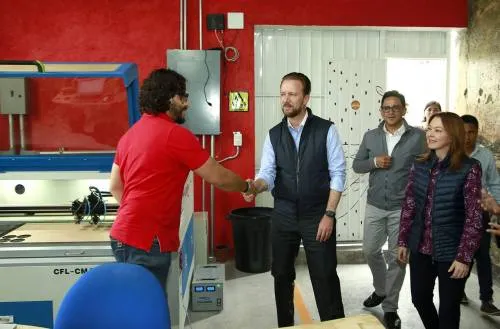 Luis Banck supervisó los emprendimientos que realizan artesanos de Analco en el FabLab