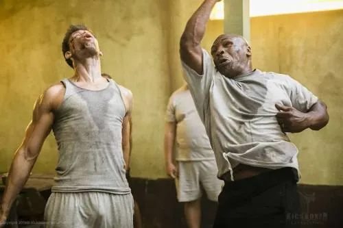 Mike Tyson le parte la nariz de un puñetazo a una estrella de la UFC
