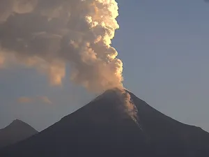 Incrementa la actividad en el volcán de Colima
