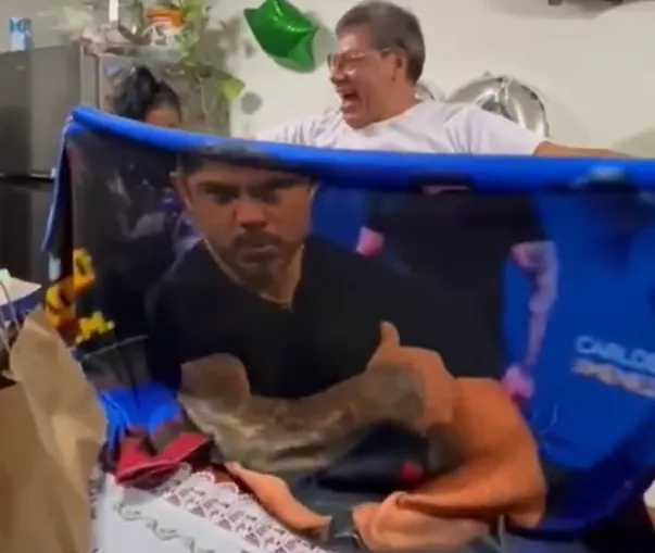 Señor recibe una toalla de regalo de cumpleaños del C4 Jiménez