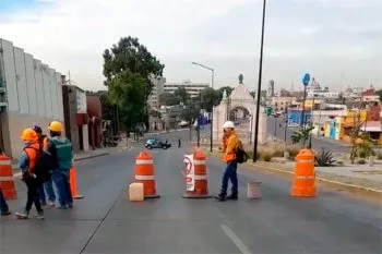 Trabajadores de la nueva sede del Congreso de Puebla cierran la calzada Zaragoza por falta de pago