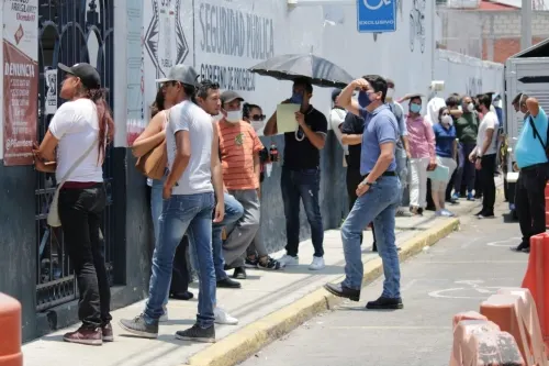 Infractores del Hoy No Circula hacen largas filas sin respetar la sana distancia