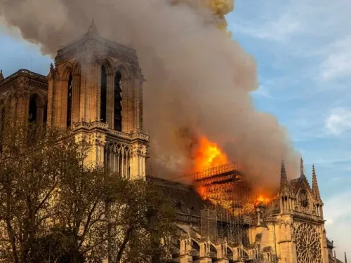Admiten obreros que fumaron en Notre Dame
