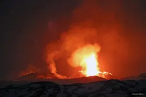 Volcán Etna despierta con furia en Italia