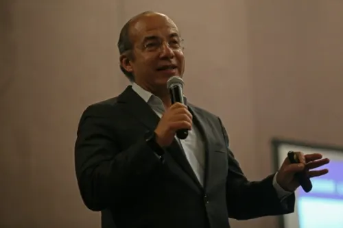 “Desesperado ataque”, responde Felipe Calderón a difusión de falsas portadas de revista