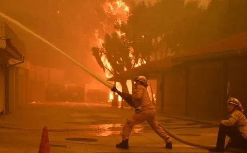 Sube a más de 1000 el número de desaparecidos por incendio en California