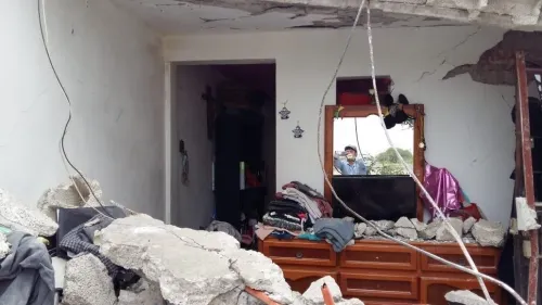Mujer salió a trabajar y cuando regresó su casa había sido derrumbada
