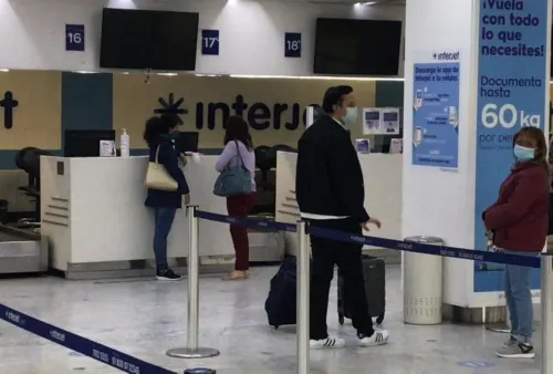 Pasajeros varados por cancelación de vuelos de Interjet piden ayuda