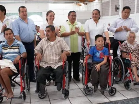 Vecinos de la Romero Vargas reciben aparatos ortopédicos