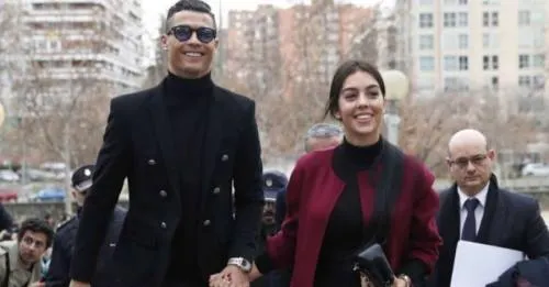 Cristiano comparece ante la justicia española y firma sentencia