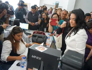 Alejandra Barrales es elegida líder nacional del PRD