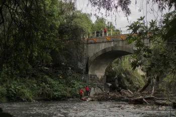 Hallan cadáver de una mujer a la orilla del río Atoyac