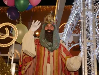 Miles de atlixquenses y turistas reciben con emoción a los Reyes Magos en Atlixco