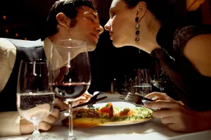 Conoce qué no debes comer en una cita amorosa