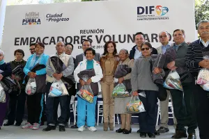 Dinorah López de Gali entrega apoyos a personas de la tercera edad