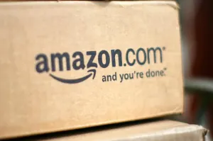 Amazon demanda a reseñistas falsos