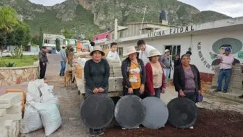 Salud, economía y cuidado ambiental promueve Altosano Granjas Carroll al entregar 170 estufas ahorradoras de leña