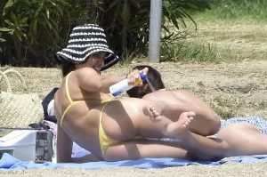 Irina Shayk broncea sus curvas en Italia