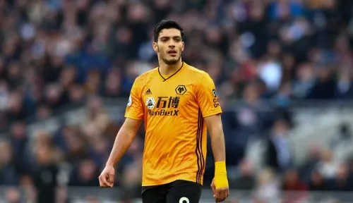 El Wolverhampton reportó que Raúl fue operado con éxito y ya inició su recuperación