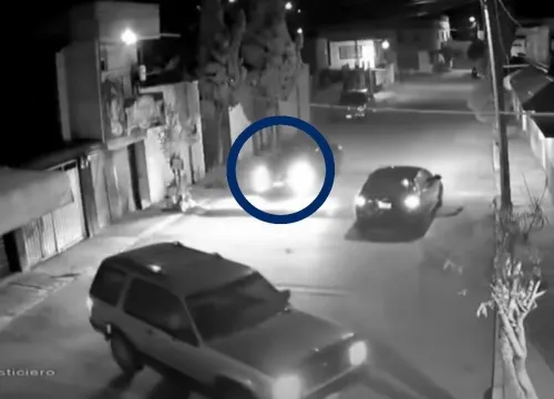 Con esta maniobra automovilista huye de asalto en CDMX
