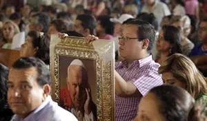 Para poeta canonización de JPII fue una monstruosidad