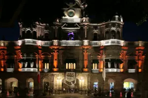 Se iluminó de naranja el Palacio Municipal  y la fuente de San Miguel