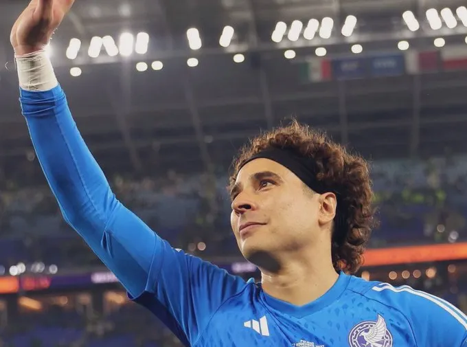 Abuchean a Guillermo Ochoa