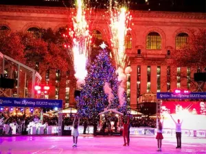 Patinadores inauguran la llegada de la Navidad a Nueva York