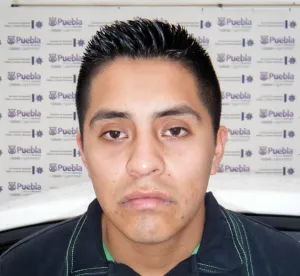 Detienen a sujeto en vehículo con reporte de robo