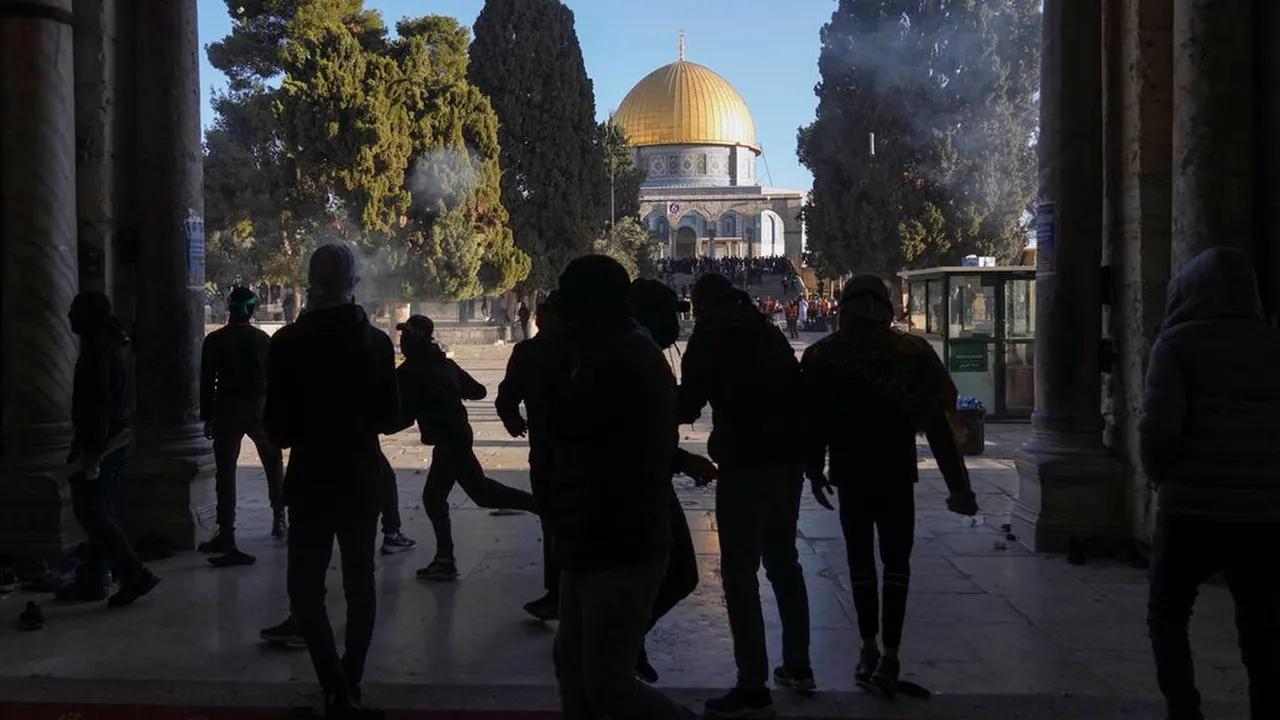 Policía israelí y palestinos se enfrentan en Jerusalén