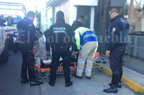 Un agente de la Policía Municipal a bordo de una motocicleta, resultó lesionado después de que