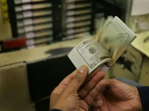 El dólar pierde terreno y se vende en 18.62 pesos