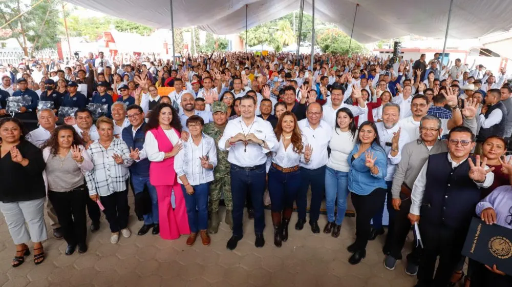 Alejandro Armenta durante gira de trabajo en Acatlán de Osorio