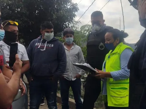 No le temen al covid en Querétaro, arman pelea de gallos y caravana