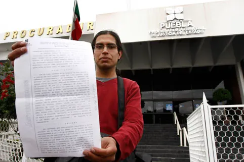 Tomás Boy agrede a fotógrafo y lo llama poblano pendejo