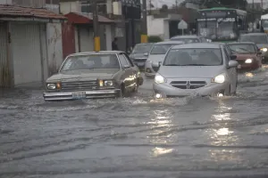 Tromba deja inundaciones en varios puntos de la ciudad