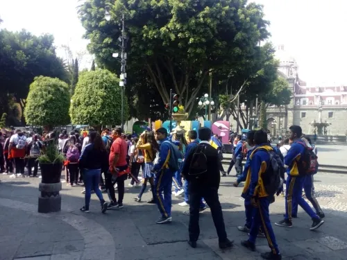 FNERRR realiza cadenas humanas en las inmediaciones de la Secretaría de Bienestar