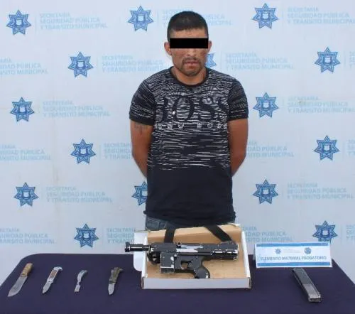 Detiene SSPTM a un hombre en posesión ilegal de una subametralladora en San Francisco Totimehuacán