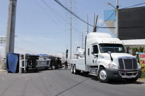 Vuelca trailer en Almecatla y Anillo Periférico