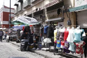 Ambulantes advierten que no se moverán de la 8 Poniente