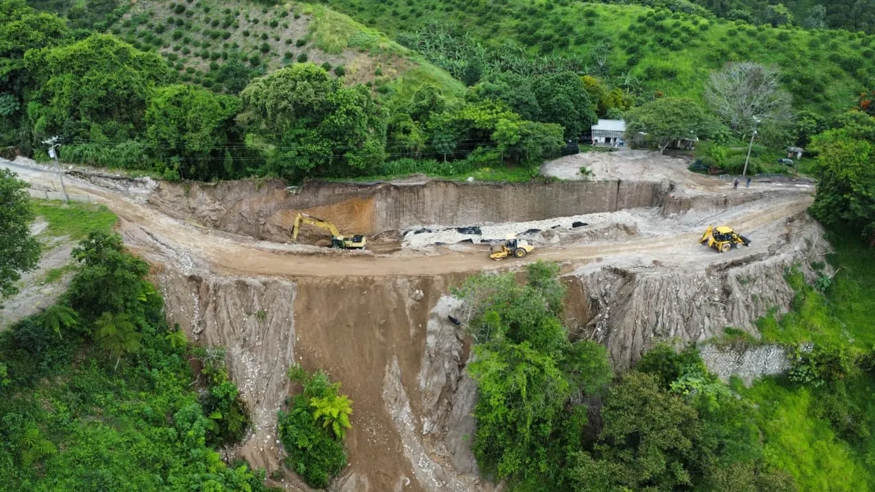 Deslaves en carreteras Hueytamalco