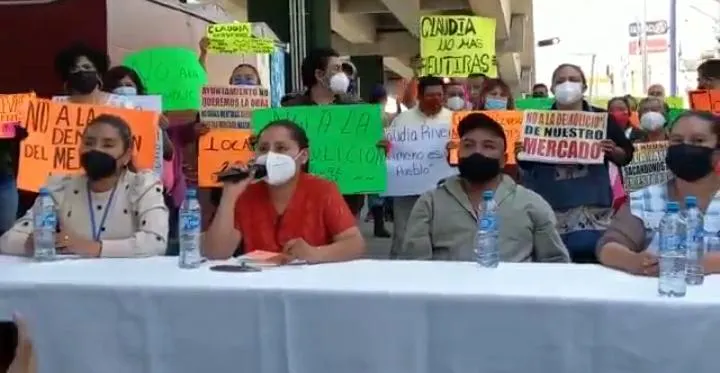 Locatarios del Mercado Amalucan no saldrán de su centro de trabajo